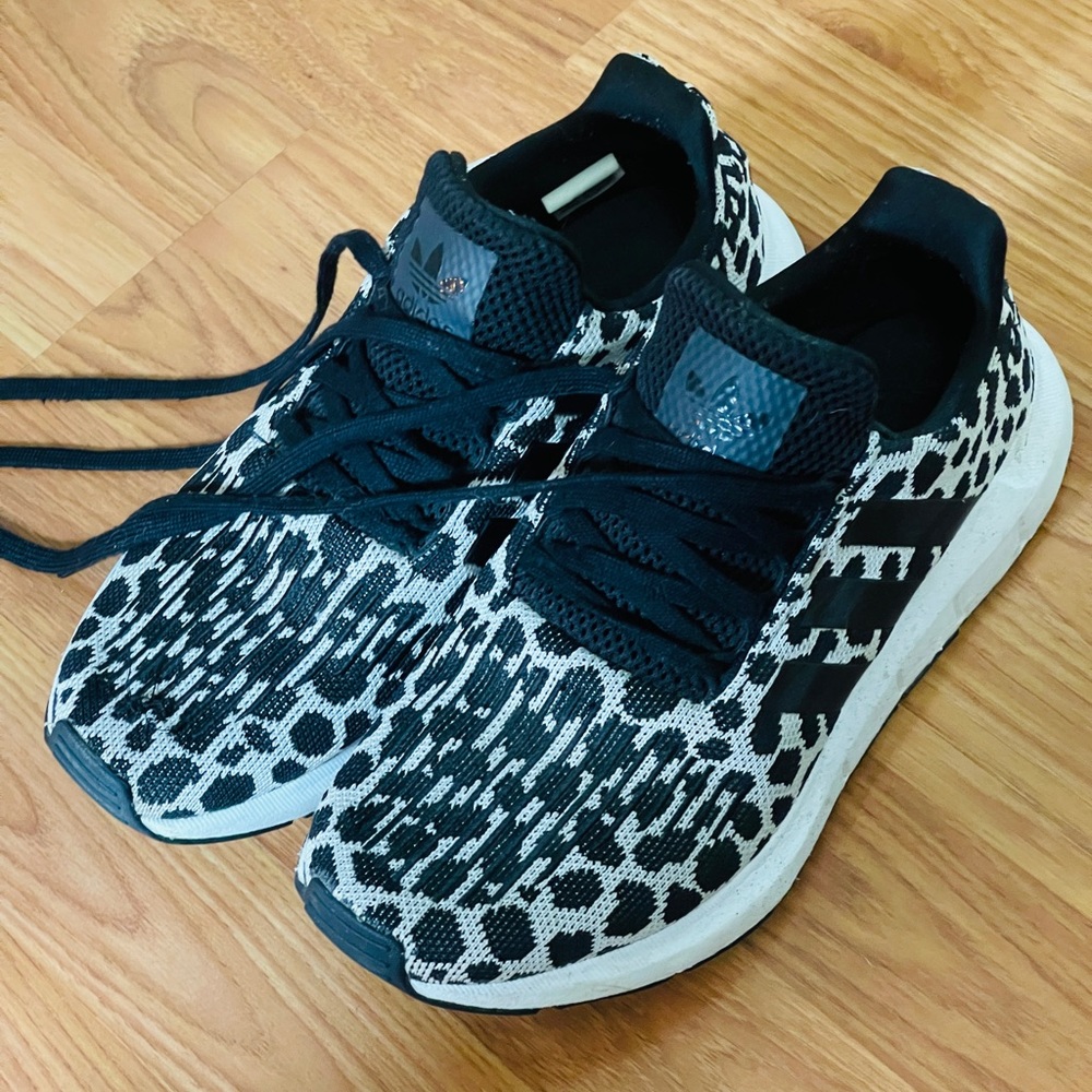 Leopard print Adidas Original Women’s Swift Running Shoes sneakers size 8